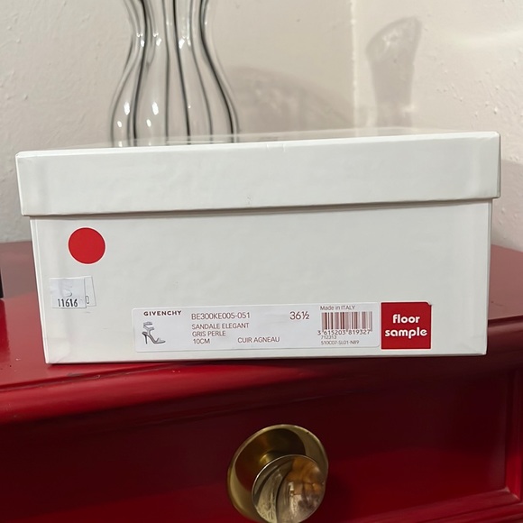 T-06: Givenchy heels - Picture 3 of 9